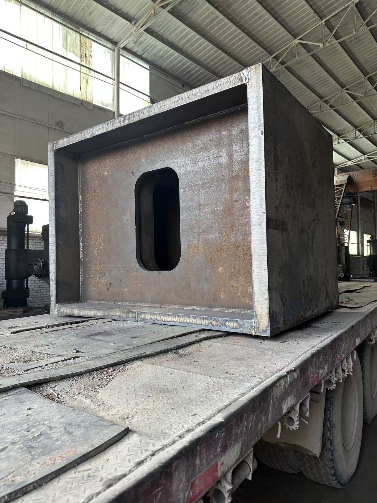 Heavy box weldment with thick plate walls and welded internal structure