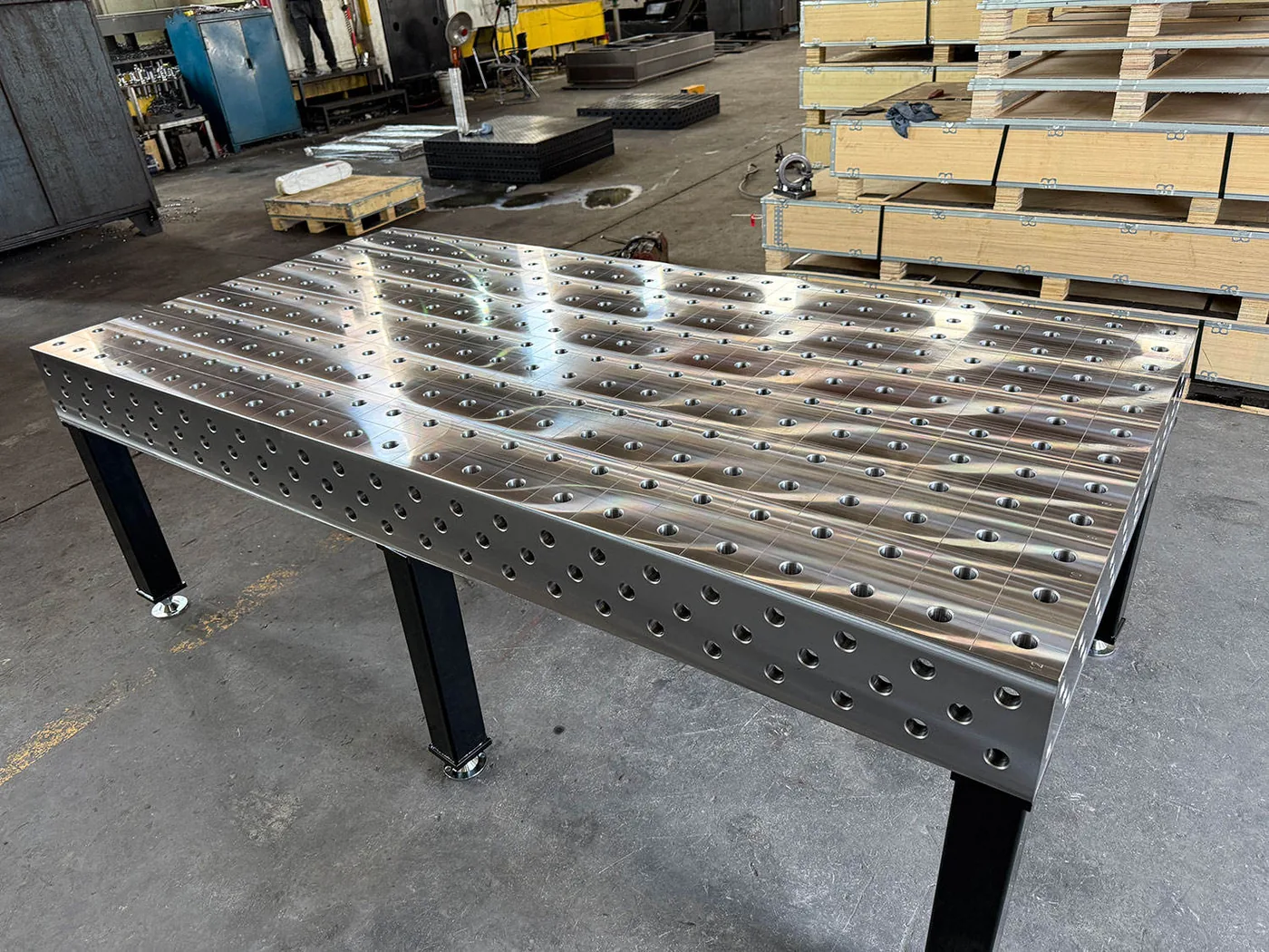 Machined steel welding table surface with a precision hole grid